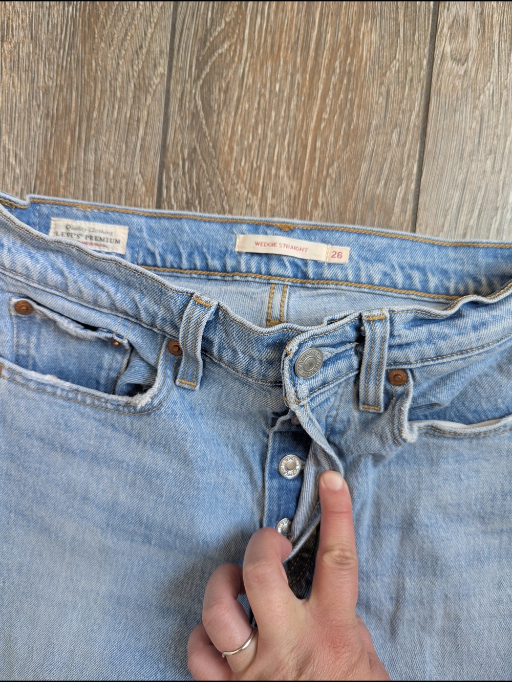 Levi's Ribcage Straight Jeans Size 26 Raw Hem Rigid Light Wash Butter Mom Button - Picture 2 of 10